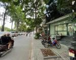Chủ gửi bán nhanh nhà Nguyễn Đình Hoàn 7 tầng đẹp như mơ, mặt tiền 5.5m giá thương lượng